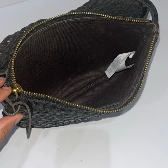 Madewell The Knotted Crossbody Bag in Black Woven Leather - Picture 7 of 10
